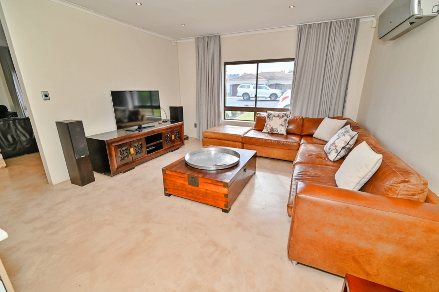 5 Bedroom Property for Sale in Vierlanden Western Cape